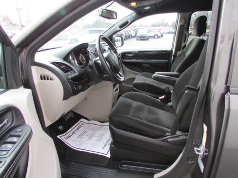 Used 2016 Dodge Grand Caravan SE image 6