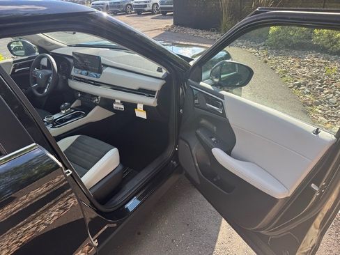 New 2025 Mitsubishi Outlander SE image 11