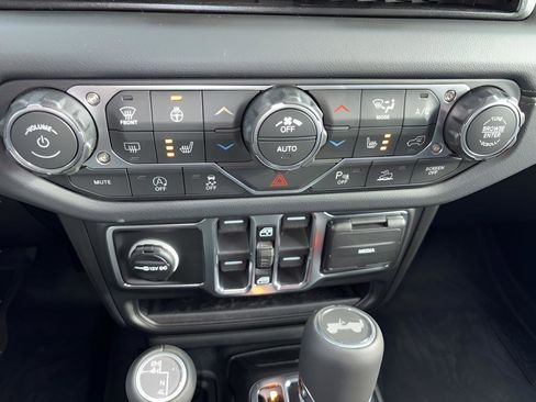 New 2026 Jeep Wrangler Unlimited Sahara AWD/4WD image 25