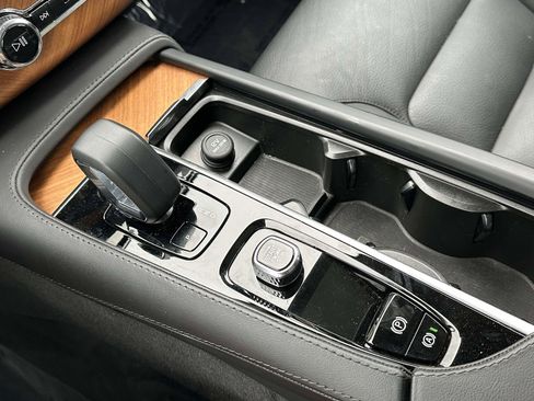 Used 2024 Volvo XC90 B5 Plus image 13