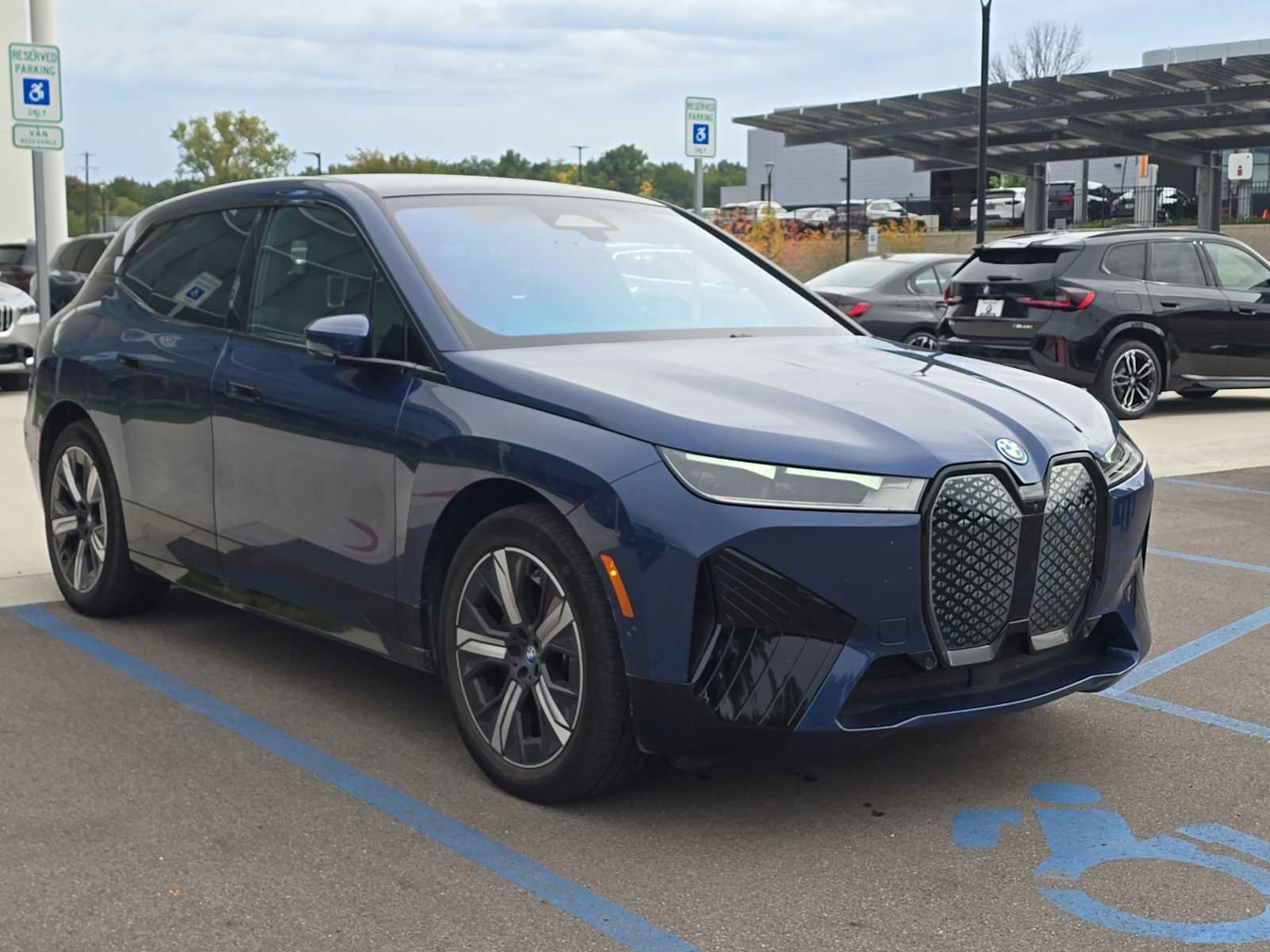 Used 2024 BMW iX xDrive50 w/ Premium Package AWD/4WD image 3
