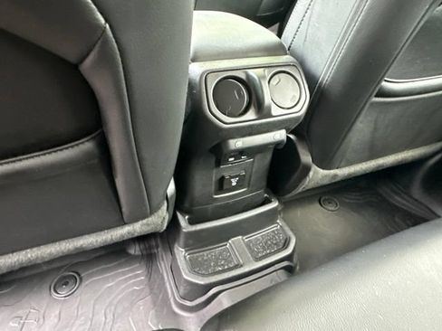 Used 2022 Jeep Wrangler Unlimited Sahara w/ Cold Weather Group AWD/4WD image 31