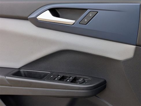 Used 2023 Volkswagen Taos SE w/ Panoramic Sunroof Package image 18