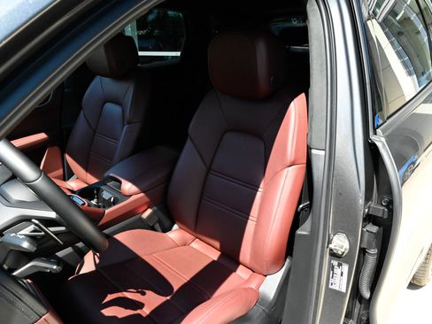 Used 2025 Porsche Cayenne Turbo AWD/4WD image 19
