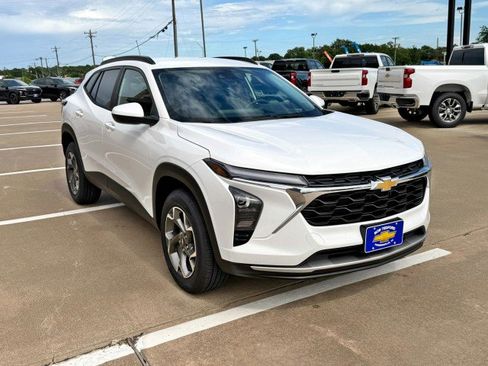 New 2026 Chevrolet Trax LT w/ LT Convenience Package FWD image 7