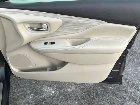 Used 2016 Nissan Murano SV image 2