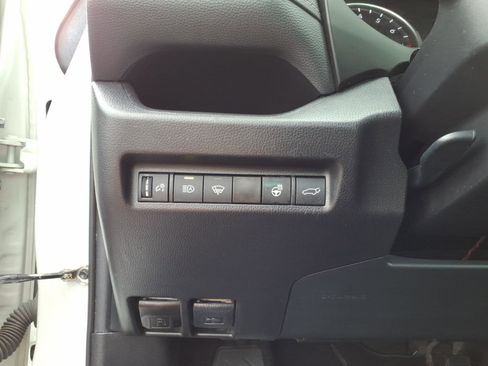Certified 2020 Toyota RAV4 XLE w/ Convenience Package AWD/4WD image 17