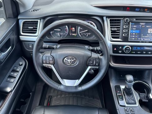 Certified 2018 Toyota Highlander XLE w/ Carpet Mat Package (TMS) image 13