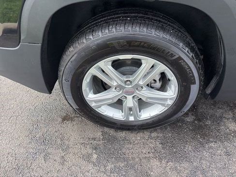 Used 2024 GMC Terrain SLE w/ Driver Convenience Package FWD image 44