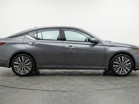 Used 2025 Nissan Altima 2.5 SV image 11