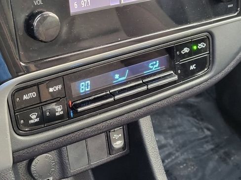 Used 2018 Toyota Corolla LE image 22