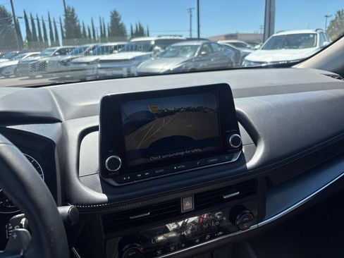 Used 2025 Nissan Rogue SV FWD image 25