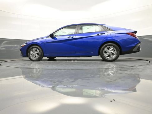 Certified 2025 Hyundai Elantra SE FWD image 31