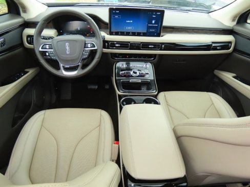 Used 2023 Lincoln Nautilus Reserve image 22