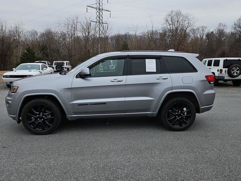 Used 2017 Jeep Grand Cherokee Altitude image 4
