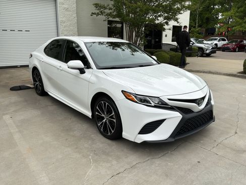 Used 2020 Toyota Camry SE w/ Convenience Package FWD image 2