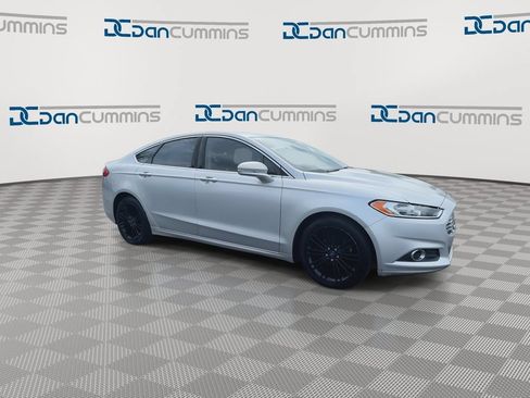 Used 2016 Ford Fusion SE w/ Equipment Group 202A FWD image 2