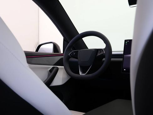Used 2026 Tesla Model Y 2WD image 29