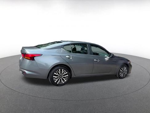 Used 2025 Nissan Altima 2.5 SV FWD image 14