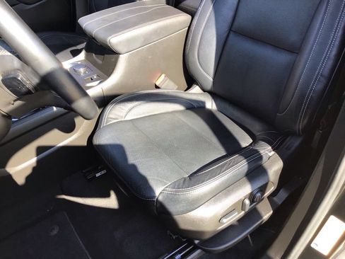Used 2023 Chevrolet Traverse LT FWD image 9