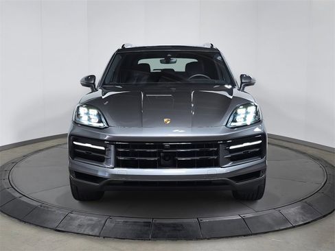 Used 2025 Porsche Cayenne image 10