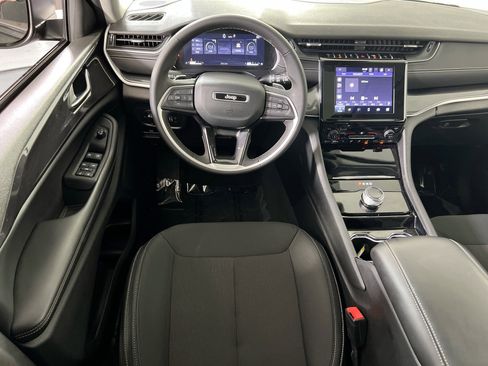 Used 2023 Jeep Grand Cherokee Laredo image 21