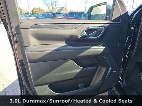 Used 2023 GMC Yukon XL SLT w/ SLT Premium Package image 11