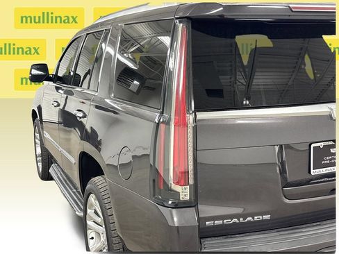 Used 2018 Cadillac Escalade Premium Luxury RWD image 18