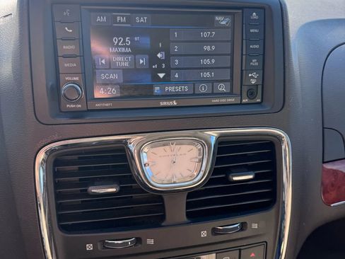 Used 2014 Chrysler Town & Country Touring-L w/ Driver Convenience Group FWD image 18