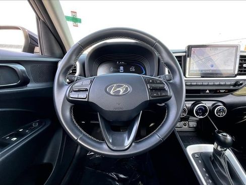 Used 2024 Hyundai Venue Limited FWD image 17