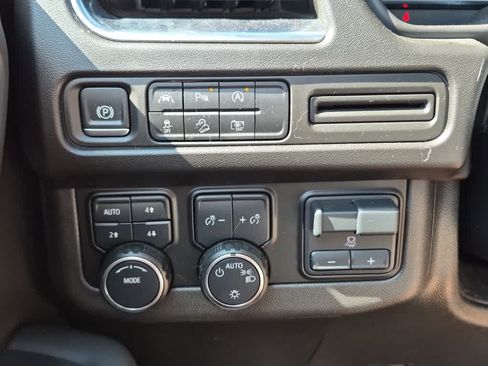 Used 2024 Chevrolet Suburban Z71 w/ Luxury Package AWD/4WD image 18