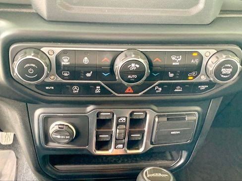 Used 2023 Jeep Gladiator Willys image 36