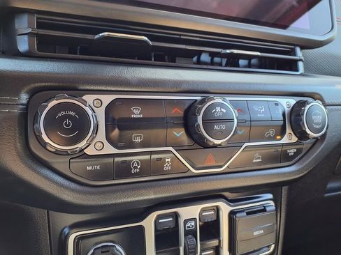 Used 2024 Jeep Wrangler Unlimited Rubicon AWD/4WD image 9