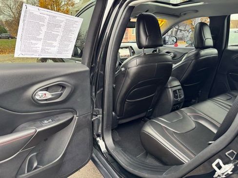 Used 2019 Jeep Cherokee Trailhawk w/ Cold Weather Group image 19