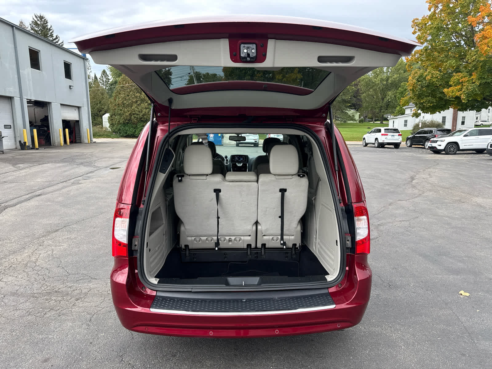 Used 2015 Chrysler Town & Country Touring-L w/ Driver Convenience Group FWD image 18