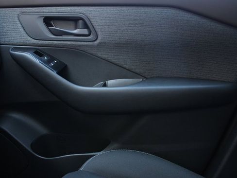 Used 2023 Nissan Rogue S image 27