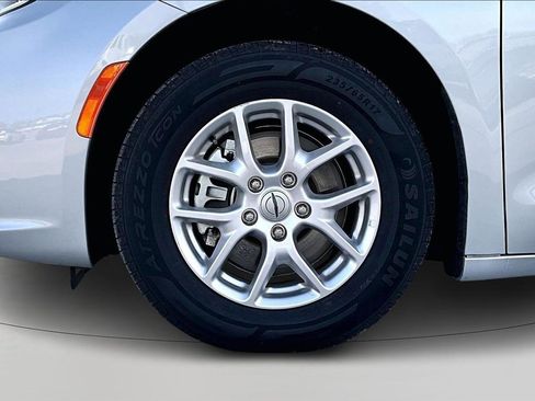 Used 2024 Chrysler Pacifica Touring-L image 32