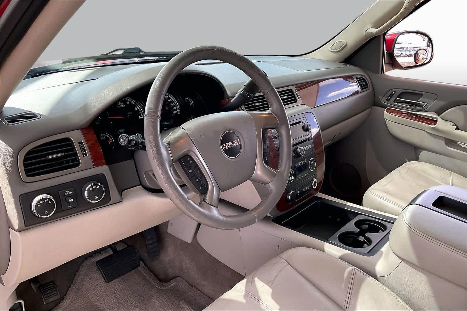 Used 2013 GMC Yukon XL SLT w/ SLT-2 Equipment Package AWD/4WD image 18