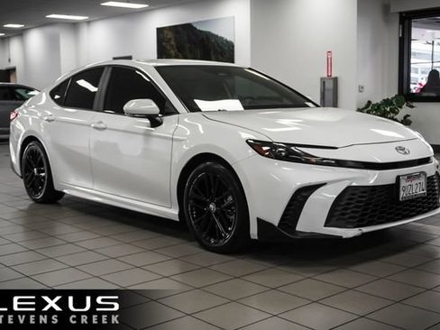 Used 2025 Toyota Camry SE FWD image 1