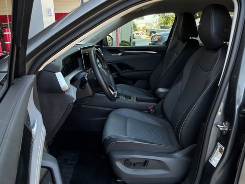 Used 2026 Volkswagen Tiguan SE FWD image 10