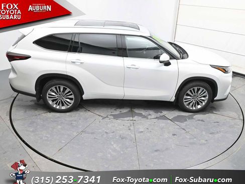 Used 2024 Toyota Highlander Platinum image 21