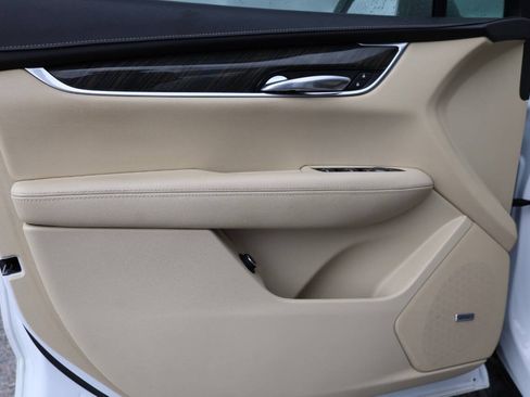 Used 2018 Cadillac XT5 FWD image 12