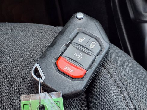 Used 2018 Jeep Wrangler Unlimited Sahara AWD/4WD image 15