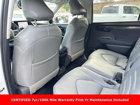 Used 2023 Toyota Highlander LE AWD/4WD image 5