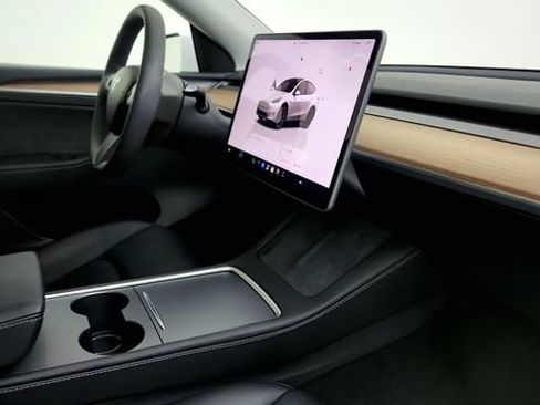 Used 2024 Tesla Model Y 2WD image 33