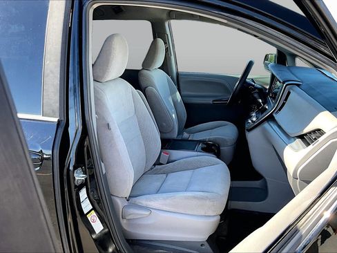 Used 2018 Toyota Sienna LE AWD/4WD image 7