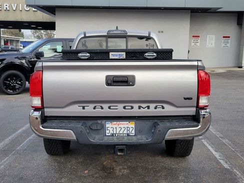 Used 2017 Toyota Tacoma TRD Sport image 5