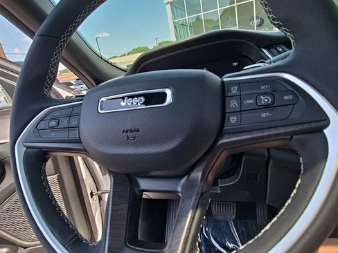 Certified 2025 Jeep Grand Cherokee Limited AWD/4WD image 22