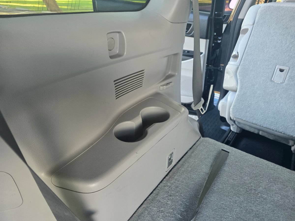 Used 2016 Toyota Highlander LE FWD image 38