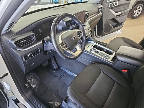 Used 2023 Ford Explorer XLT AWD/4WD image 17